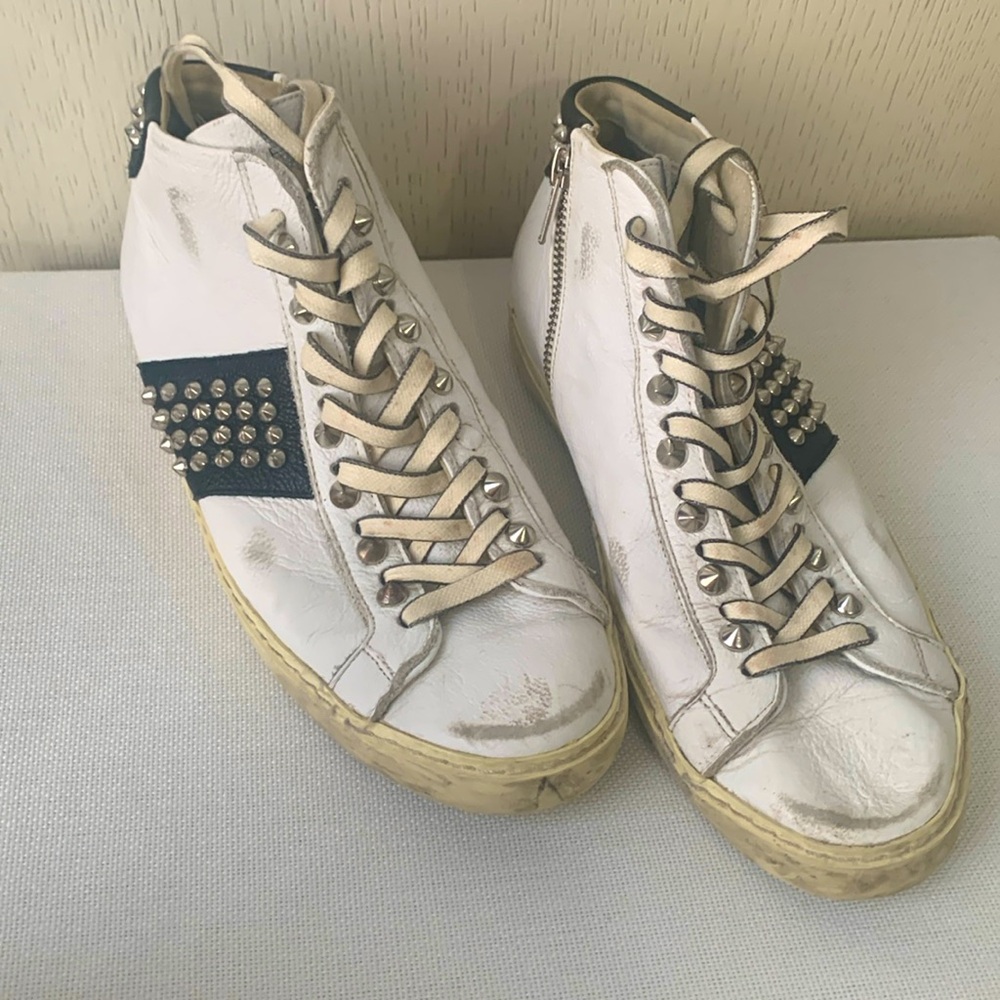 Leather Crown Iconic Stud Low White & Black Leather
